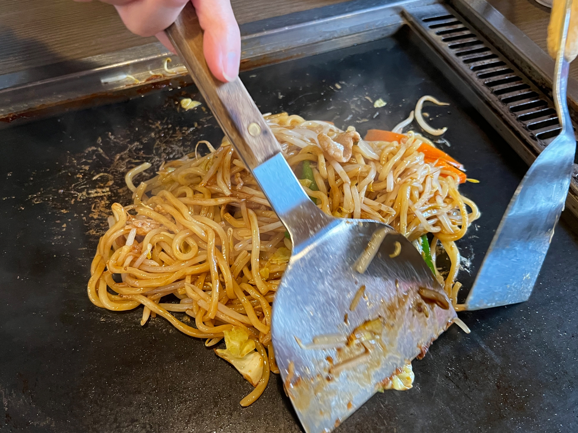 鉄板で焼き上げる理由